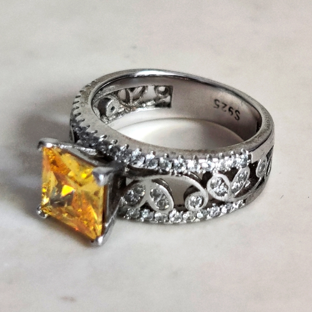 Stunning sterling silver ring with citrine